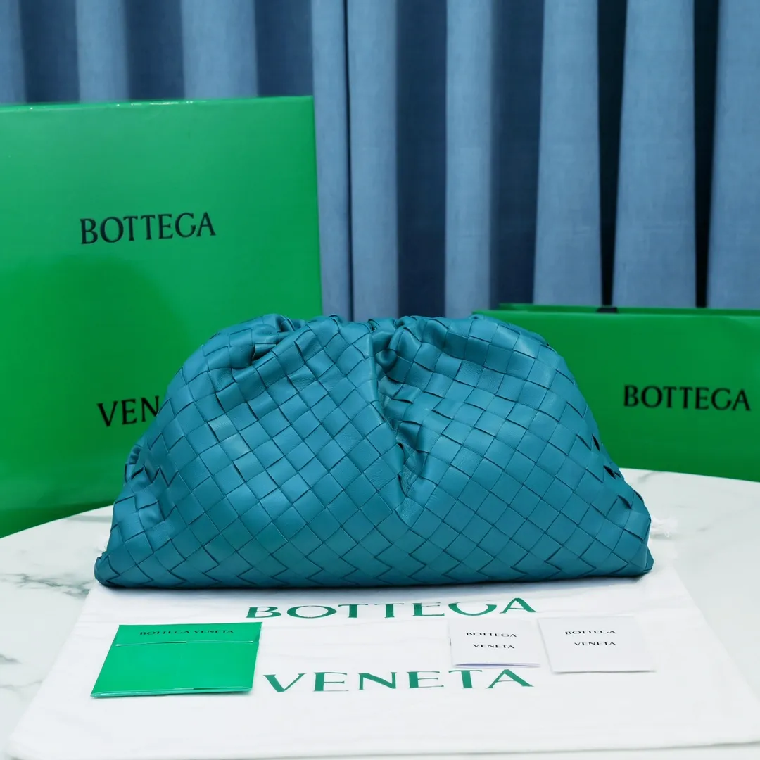 🔥🔥The counterattack of the popular Bottega Veneta started with this series of cloud bags, which went viral in the fashion circle and started a craze! Out of stock, out of stock, out of stock... One piece is hard to find, super hard to buy, regardless of age, season, or occasion. Very classy. Really, if you carry this on the road, it will turn heads! This is also the reason why this series is so expensive. Large size: 38*20*8.5cm [Big clouds and large grid weaving]